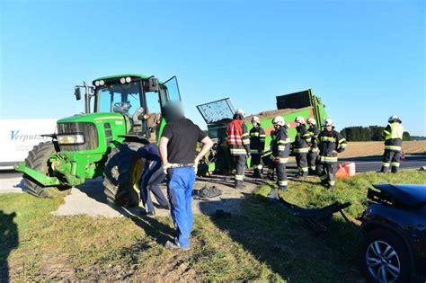 Gef Hrliches Berholman Ver Auto Krachte In Traktor Anh Nger