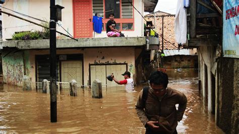 Foto Ratusan Rumah Di Kampung Pulo Terendam Banjir