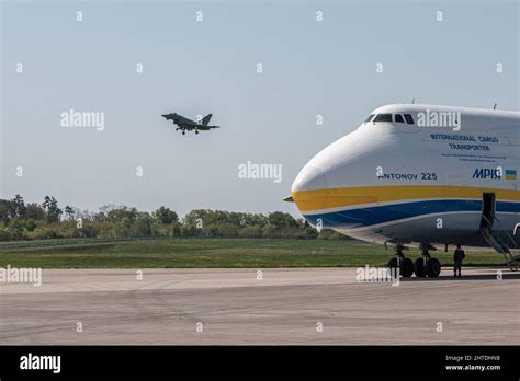 Le plus grand avion du monde détruit en Ukraine Antonov an 225 Mriya