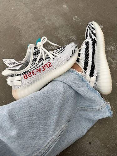 Женские кроссовки Adidas Yeezy Boost 350 V2 White Zebra Адидас Изи Буст ...