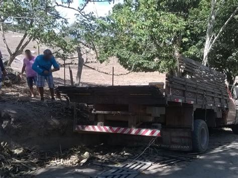 G1 Caminhão Bate Em Ribanceira E Deixa 3 Mortos E 21 Feridos Em