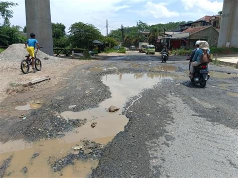 Jalan Anjun Plered Purwakarta Penuh Kubangan Warga Resah Rawan Kecelakaan