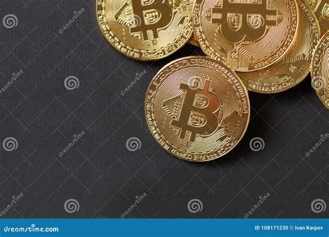 Moneda De Oro De Bitcoin Y Fondo De La Carta Foto De Archivo Imagen