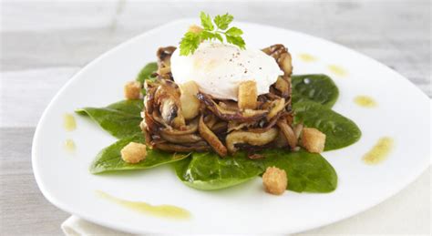 Fricassée De Champignons Pousse Dépinard Et œuf Poché