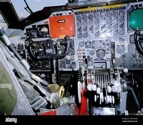 Una vista de primer plano de un panel de instrumentos de un avión B 52