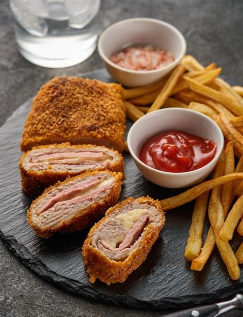 Cordon Bleu Und Pommes H Hnchen Cordon Bleu Schnitzelfleisch Umwickelt