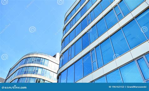 Fachada Moderna De Construção Reflexos E Cores Imagem de Stock