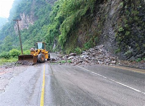 मौवाखोलामा पहिरो खस्दा पृथ्वी राजमार्ग अवरुद्ध बाह्रखरी Baahrakhari