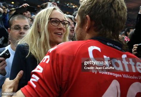 Jonny Wilkinson of RC Toulon hugs his wife Shelley Jenkins after the... News Photo - Getty Images