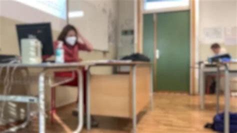 Rovigo Prof Colpita Con I Pallini Ad Aria Compressa In Classe La