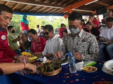 Melihat Kemeriahan Festival Bakcang Dan Tradisi Mandi Peh Cun Di