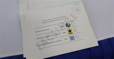 Cabo Verde CNE entrega fac símiles dos boletins de voto para as