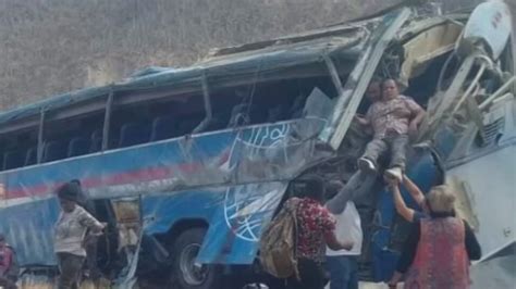 Exceso De Velocidad Habría Causado Accidente De Autobús Cargado De Migrantes En México Shows