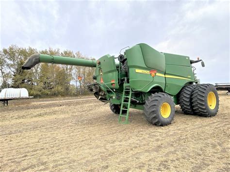 John Deere S680 Combine