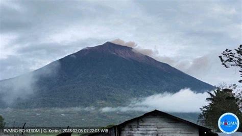 Gunung Kerinci Erupsi Pagi Ini Tinggi Semburan Abu Vulkanik Mencapai