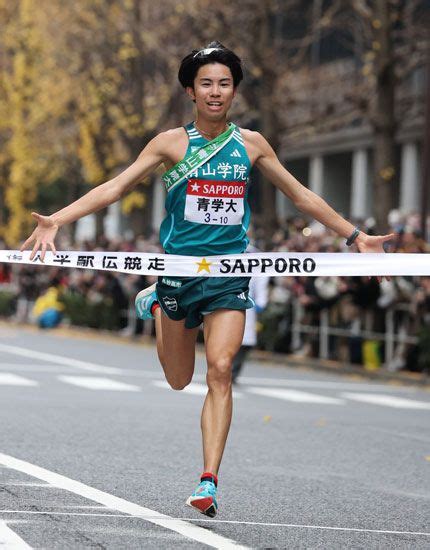 1位でゴールする青学大の宇田川瞬矢＝3日、東：第100回箱根駅伝 写真特集：時事ドットコム