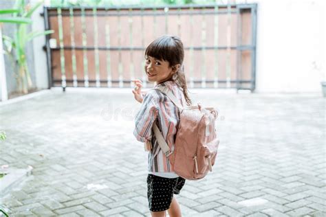 Criança Se Despedindo Antes De Ir Para a Escola Foto de Stock Imagem