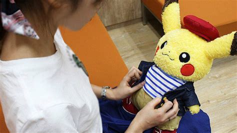 Echad Un Vistazo A Este Genial Peluche De Pikachu Con Ropa De Pokémon Center Nintenderos