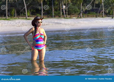 Frauenkörper Sexy Mit Bikini Und Hutmorgen Auf Strand Stockfoto Bild