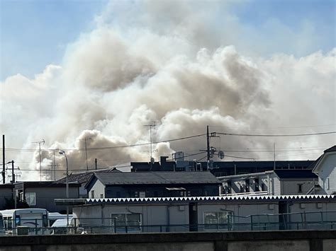 【火事】練馬区関町南1丁目「上石神井駅」近くのテニスコートのある付近で煙充満する火事現場の様子12月31 まとめダネ！