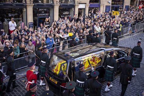 El Cortejo F Nebre De Isabel Ii Sale De Holyrood Noticias Diario De