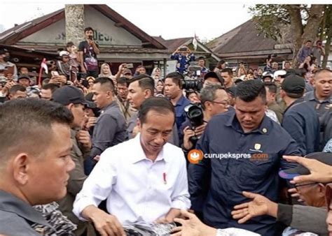 Kunjungi Pasar Kepahiang Presiden Jokowi Bagikan Kaos Ke Pedagang