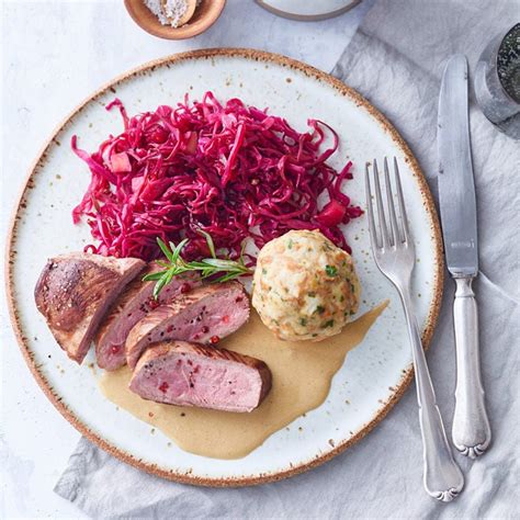 Entenbrust mit Rotkohl und Semmelknödeln Rezept WW Deutschland