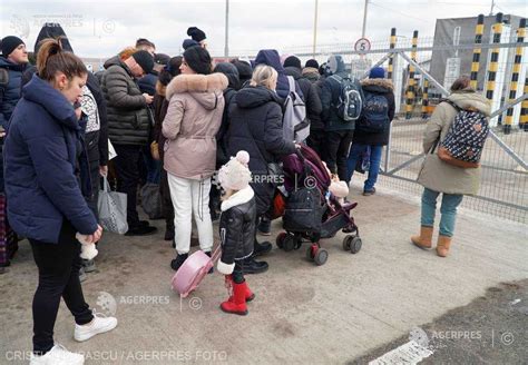 Oamenii care vin din Ucraina pot intra în România fără să mai stea în