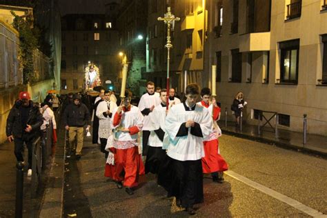 Reportage Procession aux flambeaux à Paris en l honneur de l