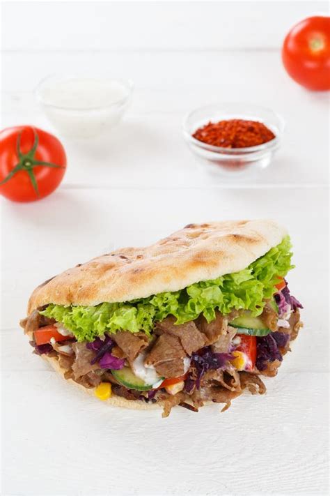 Doner Kebab Doner Kebap Fast Food In Flatbread Con Formato Di Ritratto