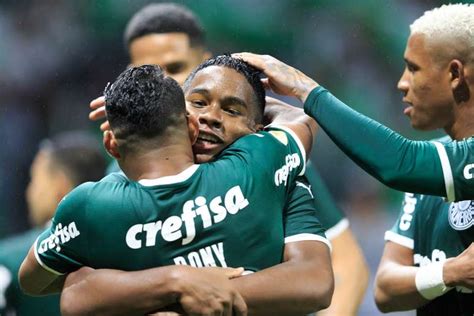 Em Clima De Festa Palmeiras Goleia Fortaleza Por 4 A 0 E Comemora