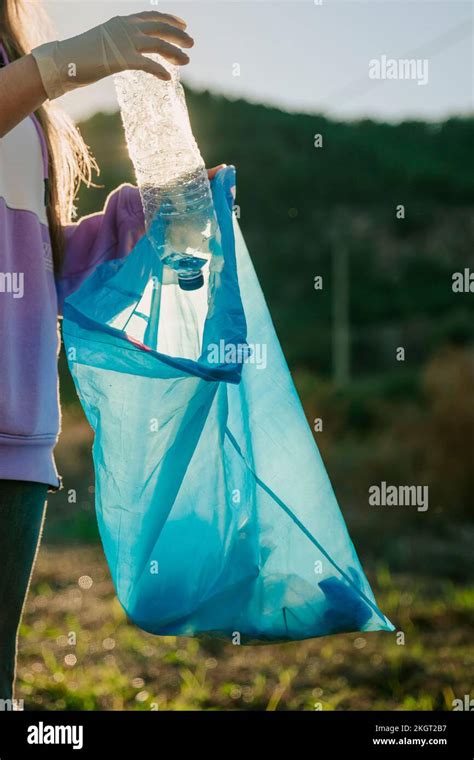 Guante De Plastico Azul Fotografías E Imágenes De Alta Resolución Alamy