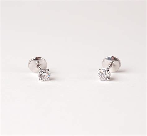 Paire De Clous D Oreilles En Or Blanc 18 K 750 Oo Sertis Chacun D Un