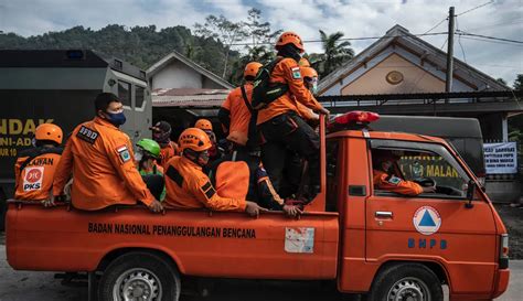 Foto Perjuangan Tim Penyelamat Cari Korban Erupsi Gunung Semeru Foto