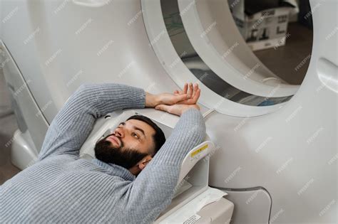 El Hombre Está Haciendo Un Examen De Tomografía Computarizada De Rayos
