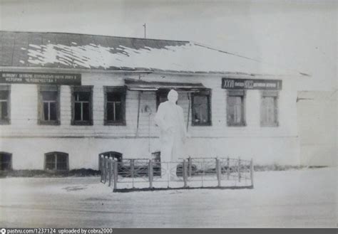 Памятник Ленину около Арамильской суконной фабрики