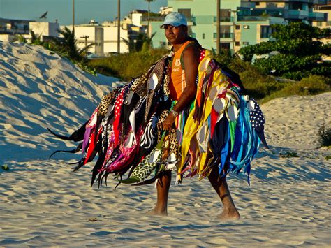 Trabalhador Aqui no verão é assim as praias ficam cheias Flickr