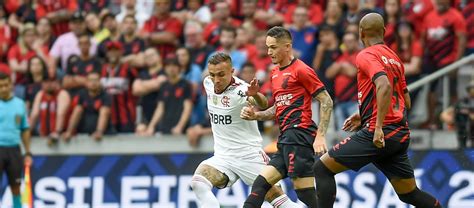 Flamengo sai na frente mas leva virada do Athletico PR e perde a 3ª