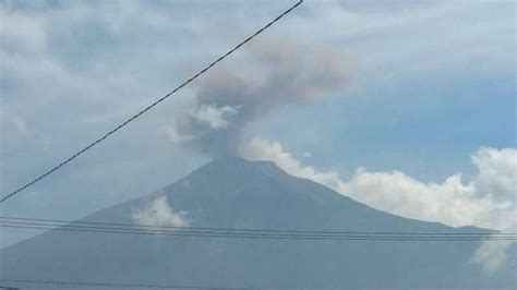 Foto Gunung Kerinci Erupsi Pvmbg Minta Masyarakat Waspada