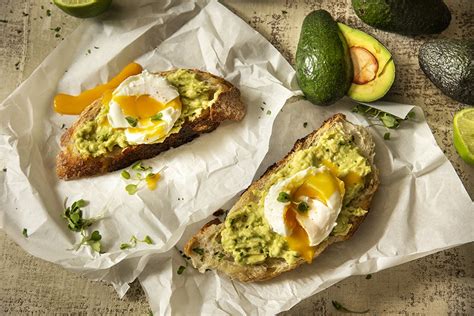 Avocado Toast Ovo Pochet e Queijo Feta Tá na mesa