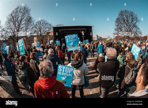 Den Haag In Den Niederlanden M Rz Menschen Demonstrieren