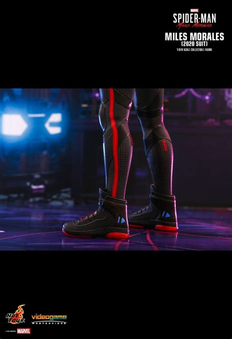 Miles Morales Suit Aus Dem Videospiel Marvel S Spider Man Miles Morales Von Hot Toys