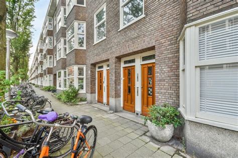 Premium Photo A Row Of Bikes Parked Outside A Brick Apartment Building