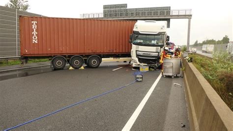 Langer Stau nach Lkw Unfall auf der A7 bei Neumünster NDR de NDR 1