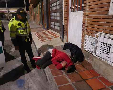 Amigo Fiel Un Hombre Borracho Se Quedó Dormido En La Puerta De Su Casa