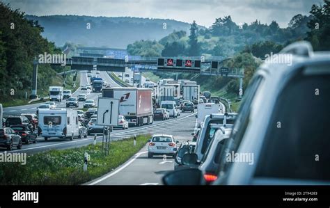 Stau Auf Der Autobahn Symbolbild F R Stau Wochenendverkehr