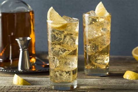 15 Best Easy Whiskey Cocktails To Drink