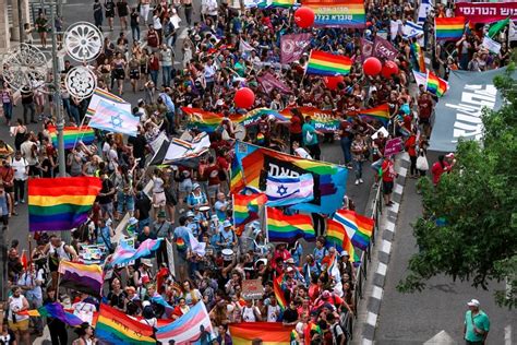 Milhares De Israelenses Participam Da Parada Do Orgulho Gay Em