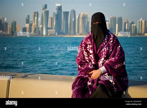 Qatar Doha Saudi Woman Stock Photo Alamy