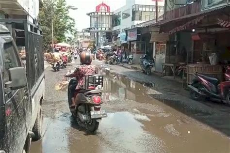 Drainase Buruk Genangan Air Di Jalan Bikin Pasar Tradisional Muara